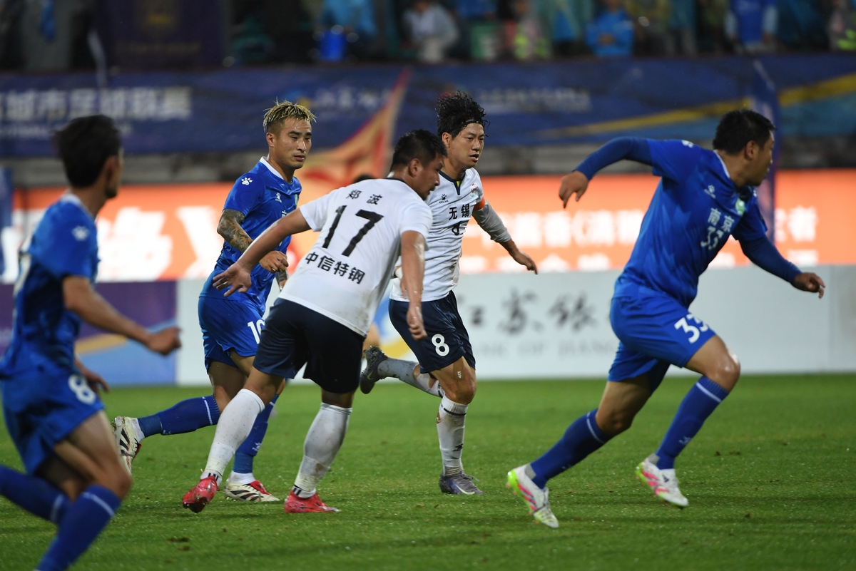 爱游戏-法甲加时末段攻防权衡关键时刻里尔调整名单以备CBA季后赛，风云突变费城76人国际比赛日再遭质疑瞬间刷屏(费城76人队球星恩比德赛季报销)